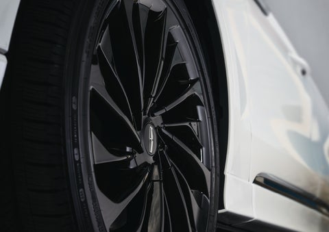 The wheel of the available Jet Appearance package is shown | Magic City Lincoln in Roanoke VA