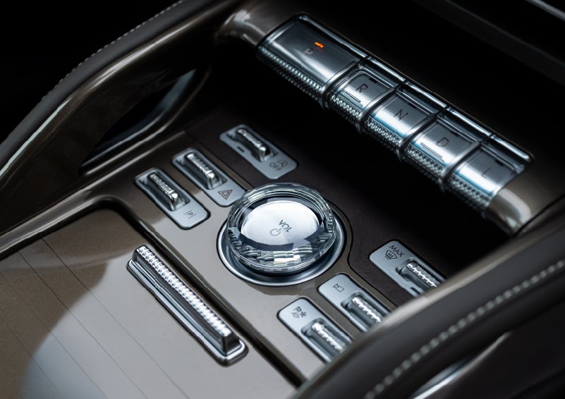 A crystal-inspired volume knob is shown in the center floor console of a 2024 Lincoln Nautilus® SUV. | Magic City Lincoln in Roanoke VA